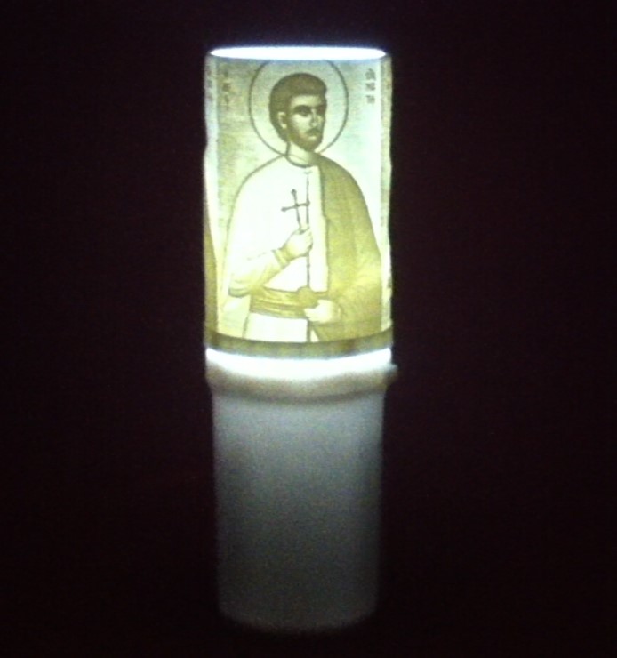 ΗΛΕΚΤΡΙΚΟ ΚΕΡΙ ΜΠΑΤΑΡΙΑΣ LED 90 ΗΜΕΡΩΝ ΜΕ ΤΟΝ ΑΓΙΟ ΣΤΑΜΑΤΙΟ